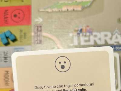Anche in questo caso � necessario diventare i pi� ricchi per vincere, accumulando il �col�n�. Si tratta di una moneta di gioco acquisibile investendo su terreni e facendo pagare agli avversari un affitto quando vi soggiornano